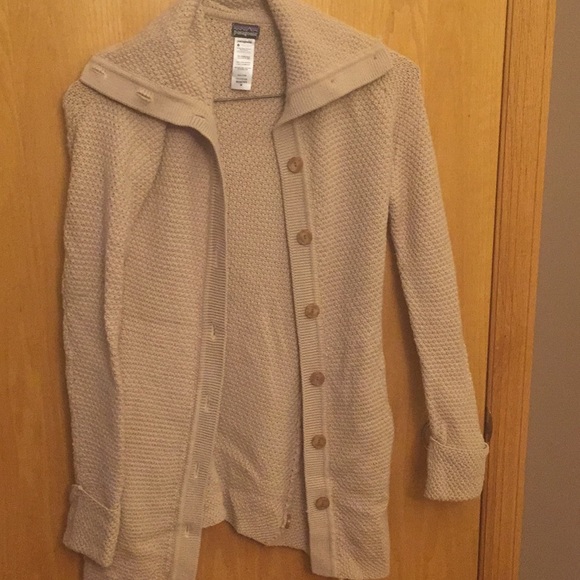 Patagonia Sweaters - Women’s Patagonia tan cardigan sweater. Size Med.